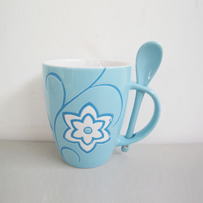 Why do ceramic coffee cups better preserve coffee's original aroma and flavor?